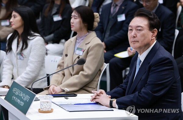 윤석열 대통령이 5일 경기도 하남시 신우초등학교에서 열린 '국민과 함께하는 민생토론회 - 아홉 번째, 따뜻한 돌봄과 교육이 있는 늘봄학교'에 참석해 이주호 사회부총리 겸 교육부 장관의 늘봄학교 추진 관련 업무보고를 듣고 있다.[사진=연합뉴스]