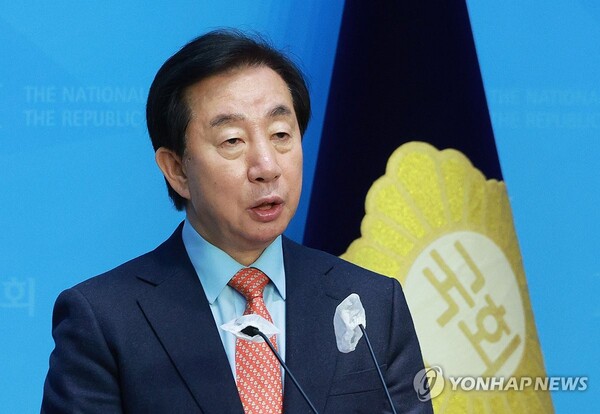 서울 강서을 예비후보인 자유한국당(국민의힘 전신) 김성태 전 원내대표가 7일 오전 국회 소통관에서 22대 총선 공천 부적격 결정에 대한 입장을 밝히고 있다. [사진=연합뉴스]