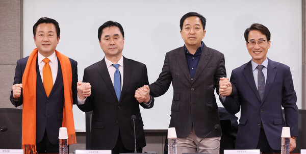 개혁신당 김용남 정책위의장(왼쪽부터), 새로운미래 김종민 공동대표, 새로운선택 금태섭 공동대표, 원칙과상식 이원욱 의원이 7일 국회 의원회관에서 열린 제3지대 대통합을 위한 통합공관위 추진회의에서 손을 맞잡고 기념촬영을 하고 있다. [사진=연합뉴스]