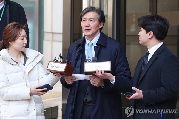 자녀 입시 비리와 청와대 감찰 무마 등 혐의로 1심에 이어 2심에서도 징역 2년 실형을 선고받은 조국 전 법무부 장관이 8일 오후 서울 서초구 서울고등법원에서 열린 항소심 선고공판을 마친 뒤 법원을 나서고 있다. [사진=연합뉴스]