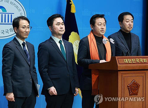 설연휴 첫날인 지난 9일 여야 거대양당 진영정치 철폐를 주창하며 각 당을 탈당한  개혁신당, 새로운미래, 새로운선택, 원칙과상식 등 제3지대 4개 정치세력이 합당해 '개혁신당'을 당명으로 한 '빅텐트' 단일 정당 아래서 4·10 총선을 치르기로 했다. [사진=연합뉴스]