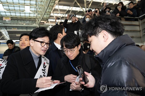 국민의힘 한동훈 비상대책위원장이 설 연휴를 하루 앞둔 8일 서울 용산구 서울역에서 귀성 인사를 하고 있다. [사진=연합뉴스]