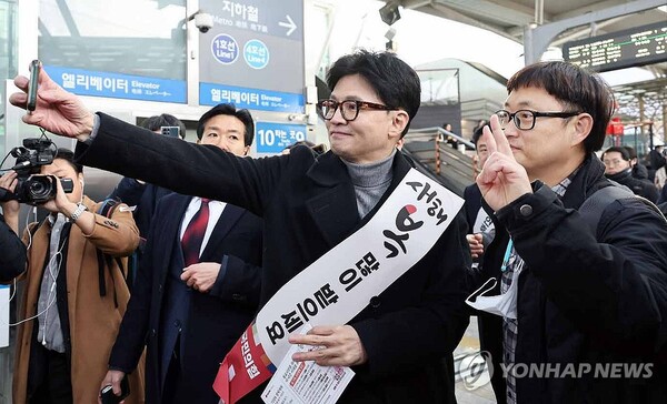 여당 의원들은 경제 살리기에 매진하라는 요구와 격려를 함께 받았다고 했다 [사진=연합뉴스]