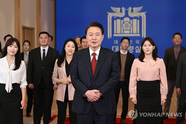 윤석열 대통령이 지난 4일 서울 용산 대통령실 1층 정현관에서 대통령실 합창단 '따뜻한 손'과 함께 설 인사 메시지를 발표하고 있다. [사진=연합뉴스]