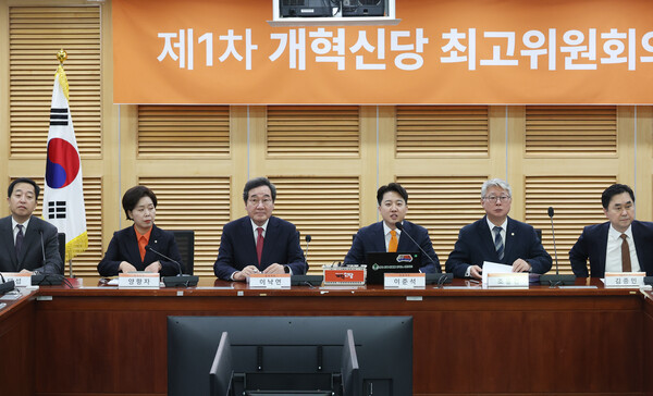 개혁신당 이준석 공동대표가 13일 국회 의원회관에서 열린 제1차 최고위원회의에서 발언을 하고 있다.왼쪽부터 금태섭 최고위원, 양향자 원내대표, 이낙연 공동대표, 이 대표, 조응천, 김종민 최고위원. [사진=연합뉴스]