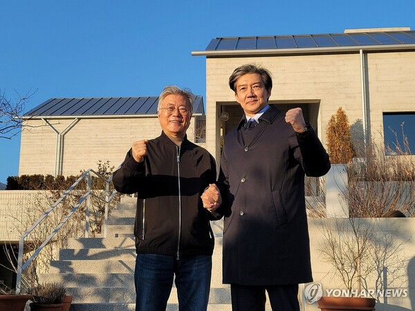 조국 전 법무부 장관이 지난 12일 경남 양산시 하북면 평산마을에서 문재인 전 대통령을 예방한 뒤 손을 잡은 채 포즈를 취하고 있다.  [사진=연합뉴스]