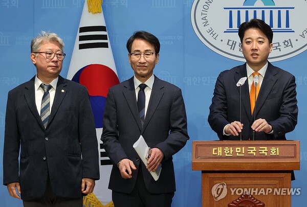 13일 이원욱, 조응천의 개혁신당 입당과 총선 출마 선언 국회 기자회견 자리에 이준석 개혁신당 공동대표가 함께하고 자신의 총선출마 지역을 고민중이라고 밝혔다. [사진=연합뉴스]