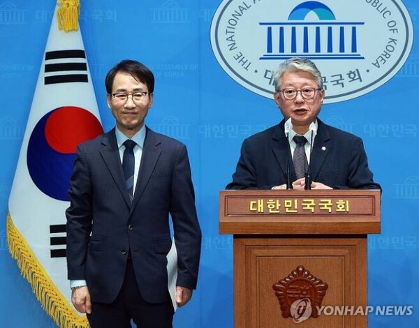 '원칙과상식' 이원욱, 조응천 의원이  13일'제3지대 빅텐트' 개혁신당에 공식 입당하고 기존 지역구인 화성시을과 남양주갑에서 총선 출마 선언을 했다.[사진=연합뉴스]