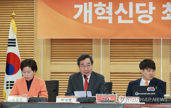 개혁신당 이낙연 공동대표가 14일 오전 국회 의원회관에서 열린 최고위원회의에서 발언하고 있다. [사진=연합뉴스]