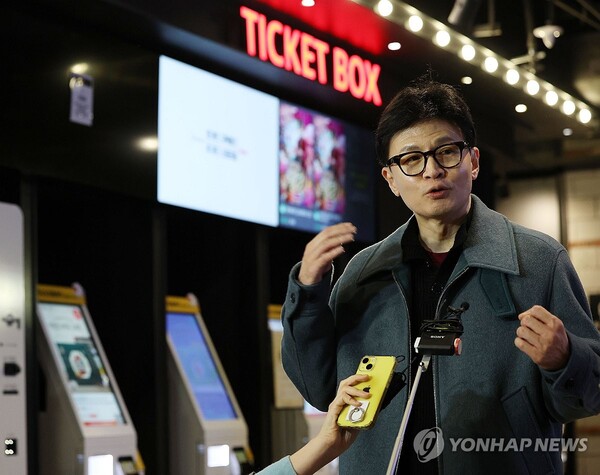 '건국전쟁' 관람 후 질문 답하는 한동훈 [사진=연합뉴스]