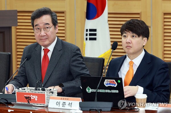 개혁신당 이준석, 이낙연 공동대표가 13일 오전 국회 의원회관에서 열린 최고위원회의에서 잠시 생각에 잠겨있다. [사진=연합뉴스]