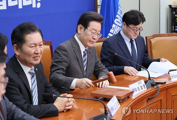더불어민주당 이재명 대표가 14일 국회에서 열린 최고위원회의에서 속개 선언을 하고 있다. [사진=연합뉴스]