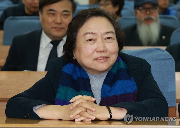 더불어민주당 인재근 의원이 14일 오전 국회 의원회관에서 열린 제8회 민주주의자 김근태상 시상식에서 생각에 잠겨있다. [사진=연합뉴스]