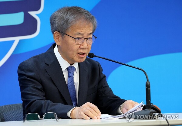 더불어민주당 임혁백 공직선거후보자추천관리위원장이 6일 서울 여의도 당사에서 공관위 1차 심사 결과를 발표하고 있다. [사진=연합뉴스]