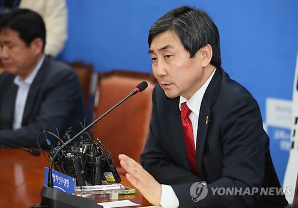 이종걸 전 의원. 이재명 대표에게 '불출마 권유'를 받은 것으로 알려졌으나 이 전 의원은 이 사실을 부인하며 '종로 출마'를 강행했다. [사진=연합뉴스]