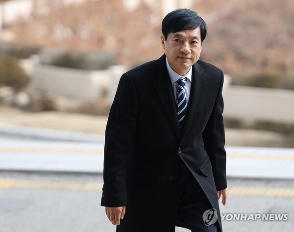 조국 전 법무부 장관이 주최한 행사에 참여해 윤석열 대통령을 비판했던 이성윤 법무연수원 연구위원에 대한 검사징계위원회가 열린 14일 오후 정부과천청사에서 이 위원이 입장을 밝히기 위해 법무부로 향하고 있다. [사진=연합뉴스]