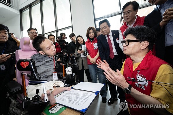 국민의힘 한동훈 비상대책위원장이 14일 은평구 다다름하우스에서 유태호 공간매니저와 대화하고 있다. 다다름하우스는 성인발달장애 및 비장애 청년이 함께 살아가는 사회통합형 자립지원주택이다. [사진=연합뉴스]
