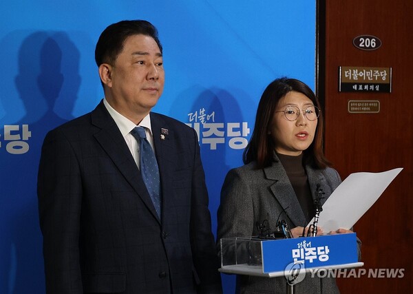 더불어민주당 김병기 의원과 박희정 중앙당공직선거후보자추천관리위원회 대변인이 15일 국회에서 3차 공관위 심사결과를 발표하고 있다. [사진=연합뉴스]