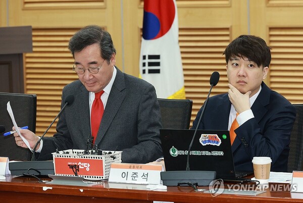 개혁신당 이준석, 이낙연 공동대표가 14일 오전 국회 의원회관에서 열린 최고위원회의에서 잠시 생각에 잠겨있다. [사진=연합뉴스]