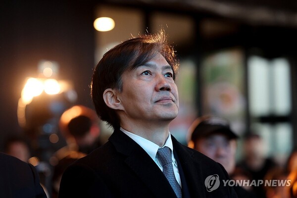 조국 전 법무부 장관이 15일 오전 서울 동작구의 한 카페에서 열린 '(가칭)조국 신당' 창당준비위원회 출범식에 참석하고 있다. 조 전 장관은 이날 신당의 인재영입위원장으로 선임됐다. [사진=연합뉴스]