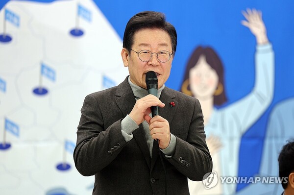 더불어민주당 이재명 대표가 15일 오후 충북대학교 오창캠퍼스에서 열린 '지역 거점대학 경쟁력 강화' 정책간담회에서 모두 발언하고 있다. [사진=연합뉴스]