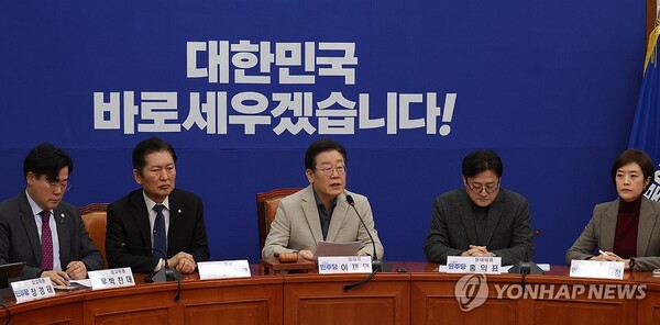 더불어민주당의 공천에 이재명 대표의 비선조직과 친명계가 개입해 일부 의원 컷오프에 영향력을 행사했다는 의혹이 불거지면서 논란이 커지고 있다 [사진=연합뉴스]