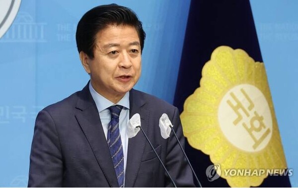 노웅래 민주당 의원은 14일 국회 소통관 기자회견을 갖고 현 지역구인 '마포갑'에 총선 출마 선언을 했다. 