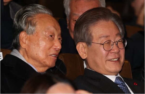 권노갑 민주당 상임위원, 정대철 대한민국헌정회장 등 민주당 원로 4인은 14일 입장문을 내고 "경기도팀 등 정체불명의 비선조직이 공천에 개입한다"고 비판했다. 사진은 더불어민주당 이재명 대표와 권노갑 김대중재단 이사장이 지난해 12월 18일 오후 서울 용산구 용산 CGV에서 열린 '길위에 김대중' VIP 시사회에 참석해 함께 영화 시작을 기다리고 있다. [사진=연합뉴스]