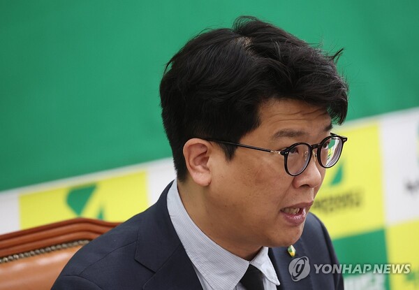 녹색정의당 김준우 상임대표가 18일 국회에서 열린 기자간담회에서 총선 '야권 위성정당' 불참 결정 관련 설명을 하고 있다. [사진=연합뉴스]