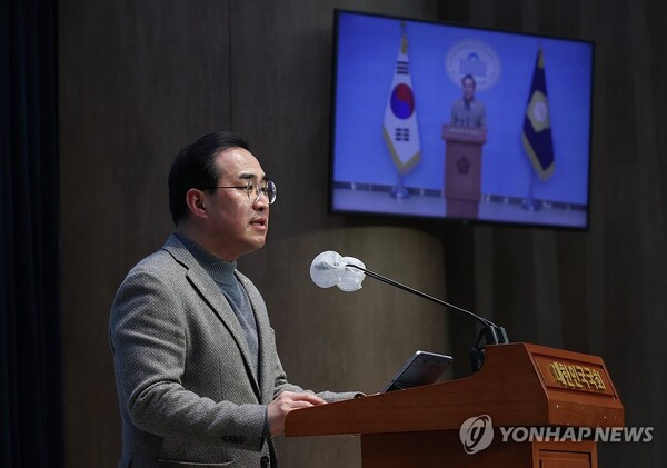 더불어민주당 '민주개혁진보 선거연합 추진단' 단장인 박홍근 의원이 18일 국회에서 녹색정의당의 비례연합 정당 불참과 관련한 기자회견을 하고 있다. [사진=연합뉴스]