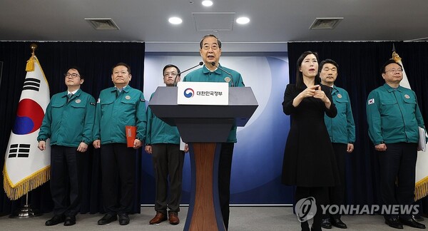 한덕수 국무총리가 18일 오후 정부서울청사에서 의대정원 증원 필요성 및 의사 집단행동과 관련한 대국민 담화문을 발표하고 있다. 왼쪽부터 심우정 법무부 장관 대리, 이상민 행정안전부 장관, 한총리, 최상목 경제부총리 겸 기획재정부 장관, 이주호 사회부총리 겸 교육부 장관, 조규홍 보건복지부 장관. [사진=연합뉴스]