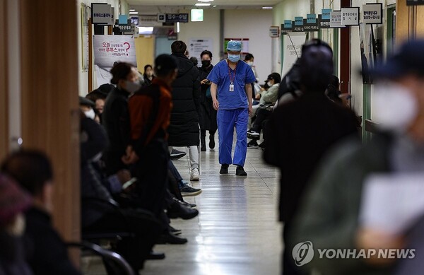 정부의 의대 증원에 반발해 인턴, 레지던트 등 전공의들이 집단사직에 나서면서 전국적으로 의료 현장의 혼란이 심각해지고 있다 [사진=연합뉴스]