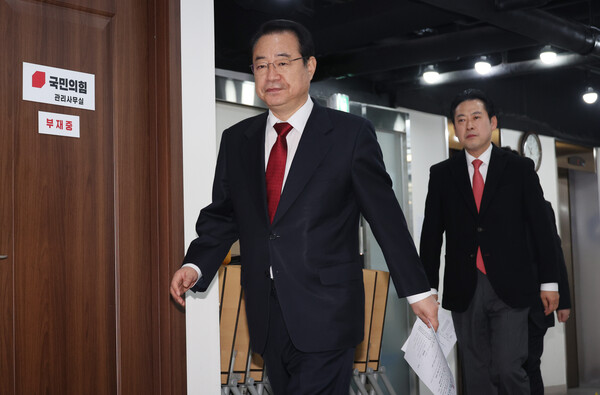 국민의힘 정영환 공천관리위원장이 18일 여의도 당사에서 5일차 면접 결과를 발표하기 위해 입장하고 있다. [사진=연합뉴스]