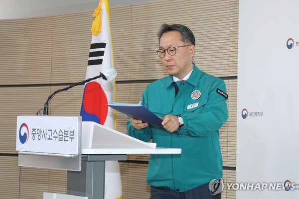 박민수 보건복지부 2차관이 20일 오전 정부세종청사에서 의사 집단행동 중앙사고수습본부 정례 브리핑을 하기 위해 입장하고 있다. [사진=연합뉴스]