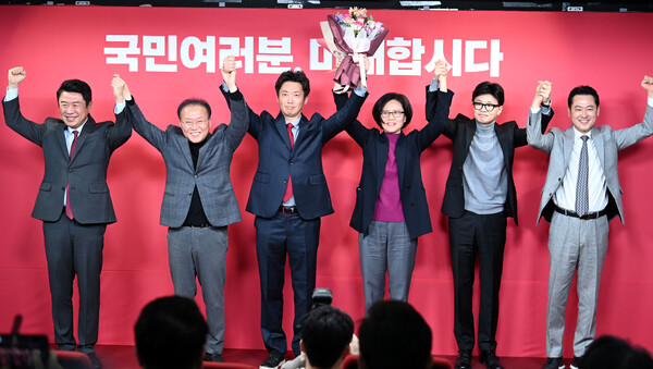 국민의힘 한동훈 비상대책위원장(오른쪽 두번째)과 윤재옥 원내대표 등이 23일 여의도 당사에서 열린 비례대표 위성정당 '국민의미래' 중앙당 창당대회에서 조혜정 대표(오른쪽 세번째) 등과 함께 포즈를 취하고 있다. [사진=연합뉴스]