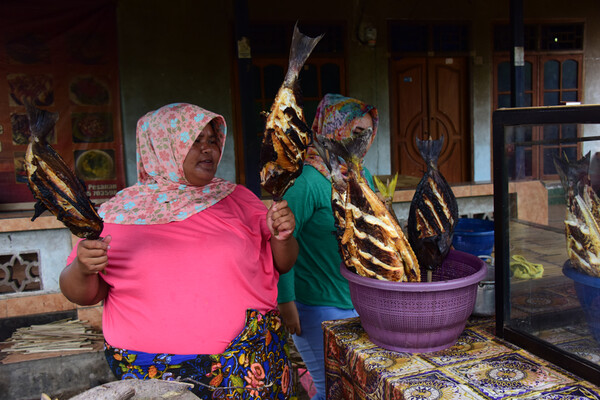 인도네시아 롬복 해안가 마을에서 생선을 흥정하는 주민들. 인도네시아 섬 음식 관련해서는 졸저 '트로피컬 아일랜드니스'를 참고 바람 (2017년 1월)