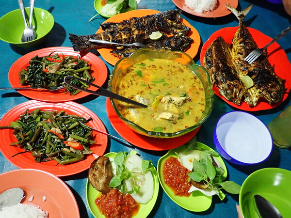 인도네시아 서티모르 쿠팡의 해산물 시장. 싱싱한 활어를 사서 바로 회를 만드는 것과 다르게 이곳에서는 구이를 하는데 다금바리류 생선이 제일 고가다. (2020년 1월)