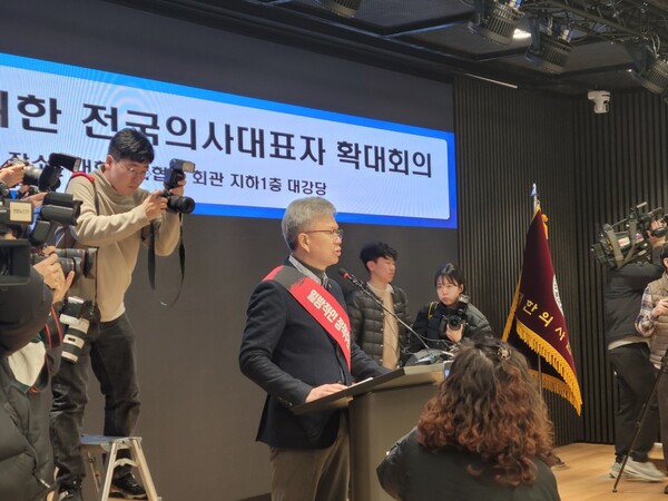 개회사를 하는 김택우 의협 비대위원장. [사진=양성모 기자]