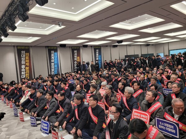 '전국 의사 대표자 확대 회의 및 행진 행사'에 참여한 전국 의료계 대표자들. [사진=양성모 기자]