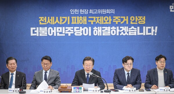 더불어민주당 최고위원회가 25일 '불공정 공천'으로 심야 충돌을 벌인 다음날 26일 오전 민주당 인천시당에서 최고위원회의를 열었다. 이재명 대표, 홍익표 원내대표, 최고위원들이 참석했으나 이 자리에 고민정 최고위원은 '공천 반발'로 보이콧 했다. [사진=민주당 홈페이지]