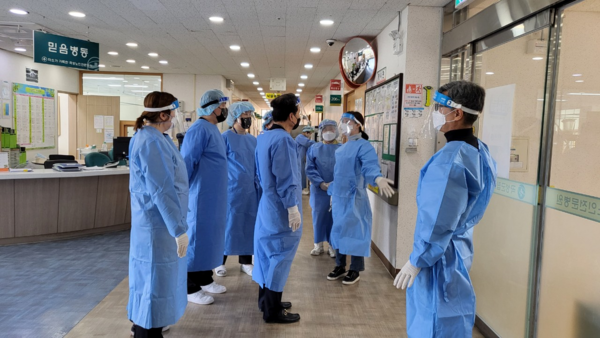 전남도 의료감염 예방관리 강화를 위해 현장교육 중이다[사진=전남도 제공]