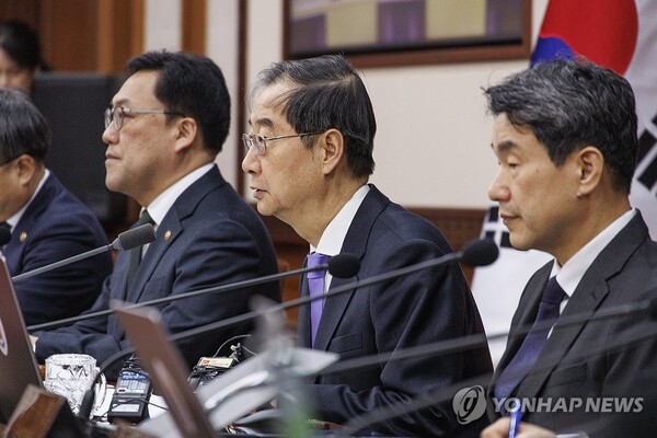 한덕수 국무총리가 7일 오전 서울 종로구 정부서울청사에서 열린 국무회의에 참석해 의사 집단행동 중단과 시한 내 복귀, 정부와의 협상을 핵심으로 한 발언을 하고 있다. [사진=연합뉴스]