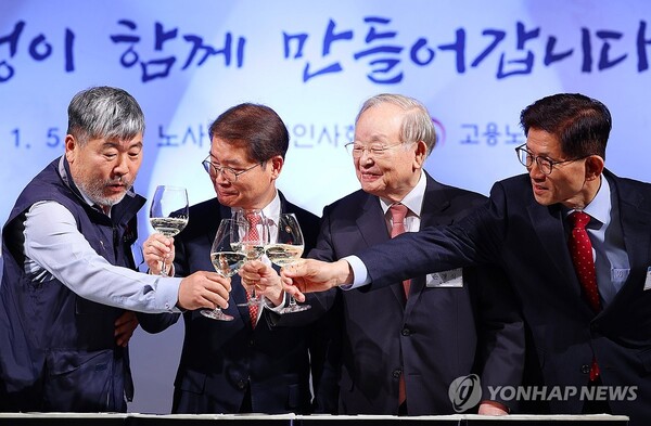 4월10일 총선에 노동계가 영향력 확대를 모색하고 있다. 사진은 지난 5일 오후 서울 중구 서울중앙우체국에서 열린 노사정 신년인사회에서 김동명 한국노총 위원장(왼쪽부터), 이정식 고용노동부 장관, 손경식 한국경영자총협회장, 김문수 경제사회노동위원장이 건배를 하고 있다. [사진=연합뉴스]