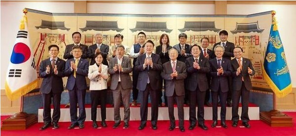 윤석열 대통령이 6일 서울 용산 대통령실 청사에서 열린 경제사회노동위원회 위원 격려 오찬을 마친 뒤 김문수 위원장, 손경식 한국경영자총협회 회장, 김동명 한국노총 위원장 등 참석자들과 기념촬영을 하고 있다. [사진=대통령실]