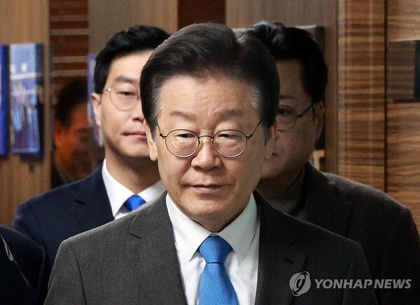 더불어민주당 이재명 대표와 홍익표 원내대표가 28일 서울 여의도 중앙당사에서 열린 최고위원회의에서 입장하고 있다. 2024.2.28 [사진=연합뉴스]