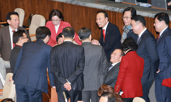 국민의힘 의원들이 29일 저녁 국회에서 열린 본회의에서 '쌍특검법' 개표 결과를 기다리고 있다. 윤석열 대통령의 재의요구권(거부권) 행사로 국회로 돌아온 '쌍특검법'이 이날 본회의에서 부결되며 최종 폐기됐다. [사진=연합뉴스]