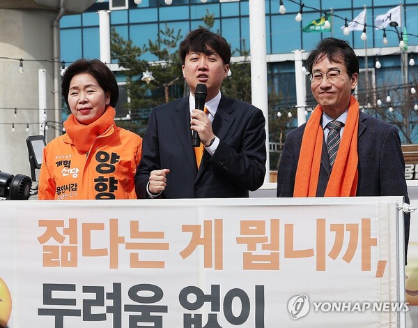 개혁신당 이준석 대표, 양향자 원내대표, 이원욱 의원이 지난달 27일 오후 경기도 용인시 처인구 용인중앙시장을 방문해 개혁신당 비전을 밝히고 있다. [사진=연합뉴스] 