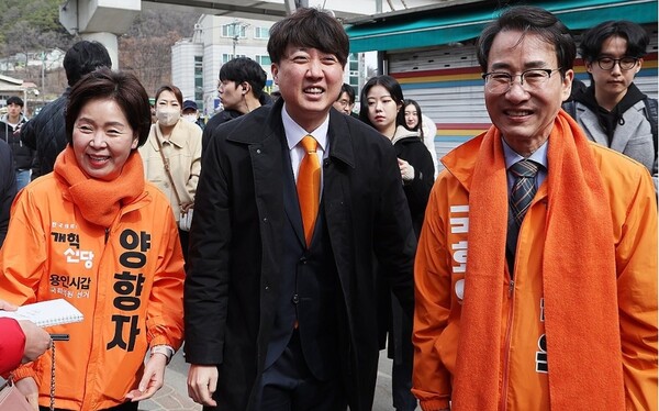 지난달 27일 개혁신당 이준석대표, 이원욱 의원, 양향자 의원이 오전 경기 남부 첨단벨트 총선 전략을 발표 후 오후에 양향자 의원 지역구인 용인중앙시장을 함께 방문했다. [사진=연합뉴스]