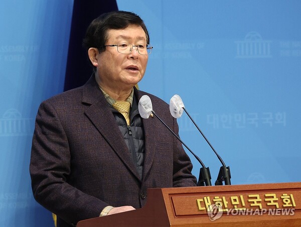 더불어민주당 설훈 의원이 28일 국회에서 탈당 기자회견을 하고 있다. 2024.2.28 [사진=연합뉴스]