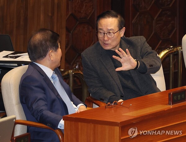 더불어민주당 홍영표 의원이 22일 국회 본회의 대정부질문에서 박병석 의원과 대화하고 있다. 2024.2.22 [사진=연합뉴스]